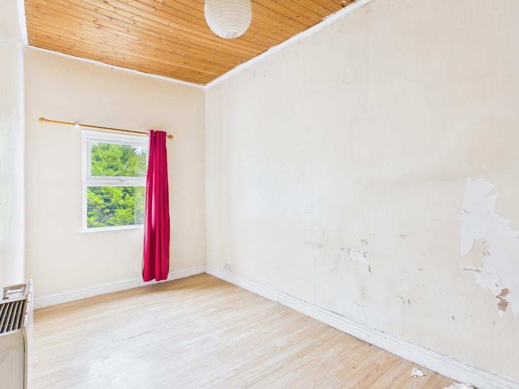 Lot: 150 - TWO FLATS FOR UPDATING WITH PARKING AND GARDEN - First floor flat bedroom